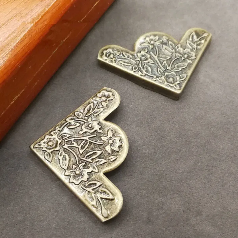 4PCS Antique Corner Brackets Protector Decorative Flower Carved Metal Wrap Angle Jewelry Box Corner Code Angle Furniture Fitting