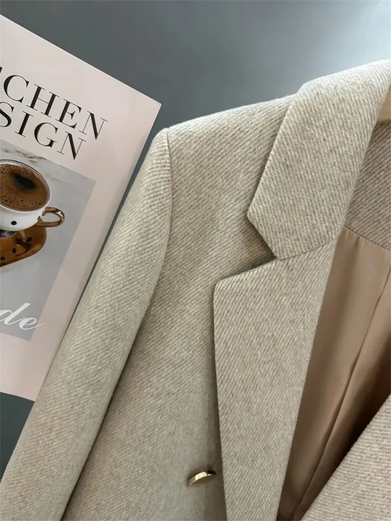 2025 Autumn And Winter New Beige Metal Buckle Suit Jacket For Women With A Sense Of Luxury British Style Versatile Suit Blazer