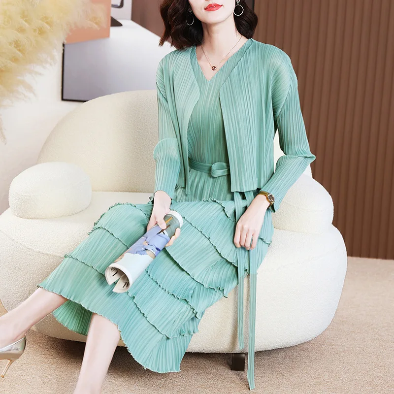 

Женский костюм 45-75 кг, новинка весны 2023, Модный женский эластичный плиссированный костюм миаке, пиджак + платье с V-образным вырезом