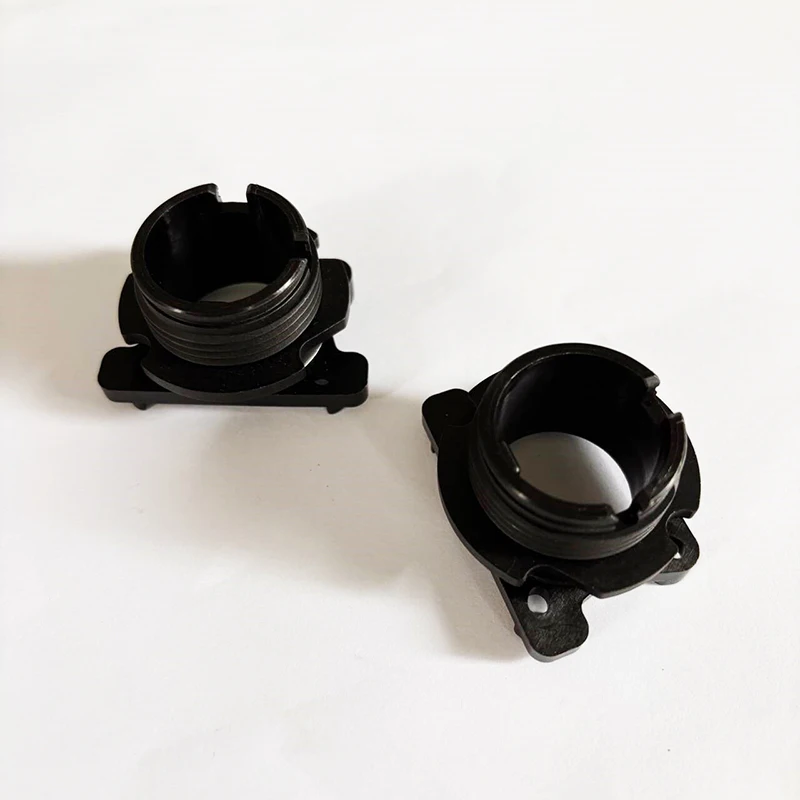 Pièce de rechange support buse DJI Agras, angle montrant les points de fixation et le passage du liquide.