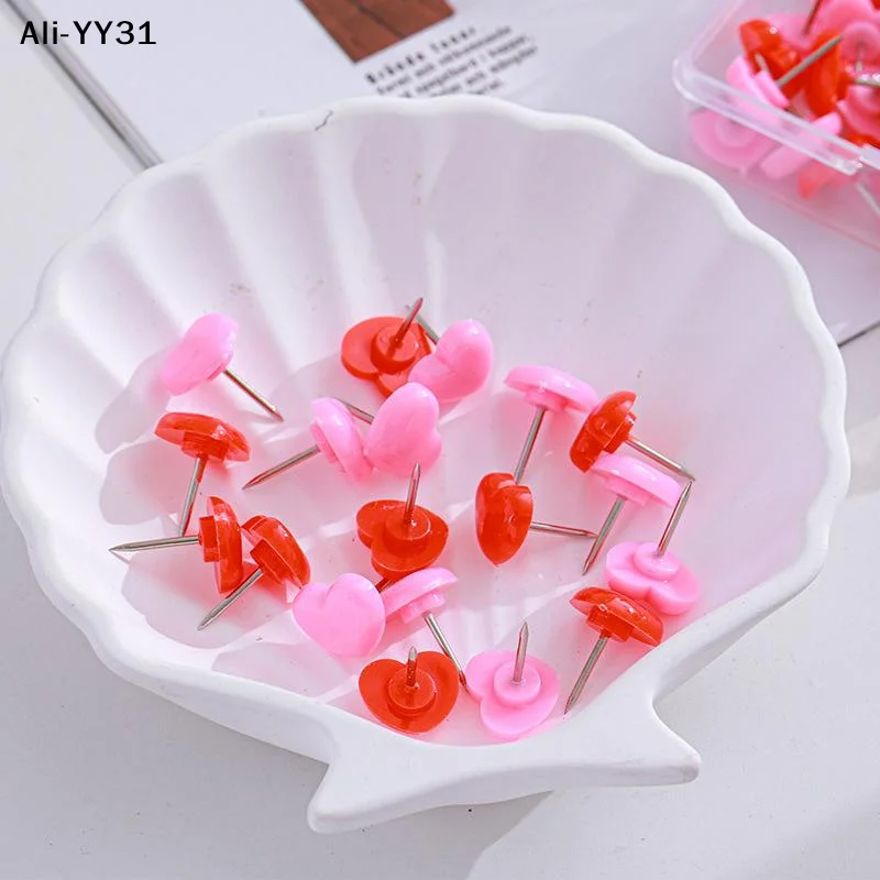 【Wt】50/100Pcs 2026 하트 모양 플라스틱 품질 코르크 보드 안전 컬러 압정 푸시핀 사무실 학교 액세서리 용품