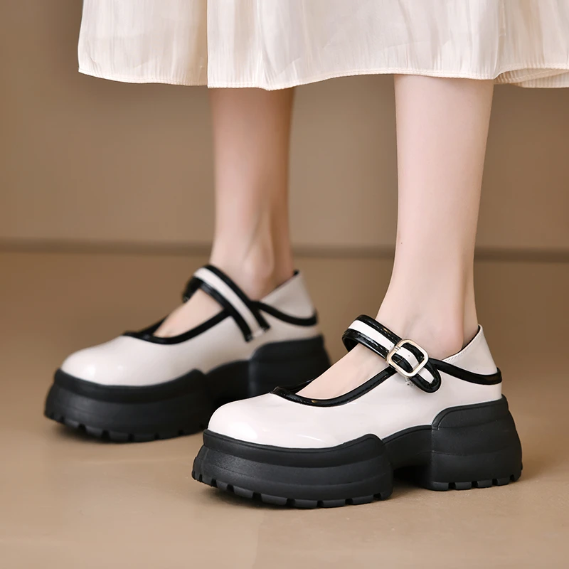 

Женские туфли-лодочки на высоком массивном каблуке, с ремешком и металлической пряжкой