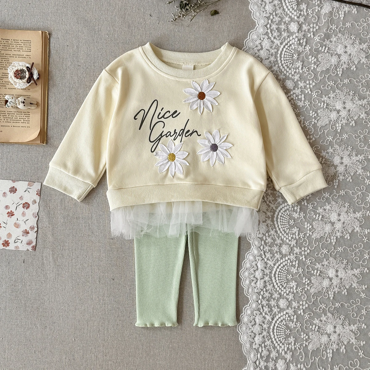 Frühling Herbst Neuer Stil für 0-3 Jahre alte Mädchen Bequeme Süße Niedliche Buchstaben-Print Blumen-Stickerei Spitzenbesatz Langarm-Hosen – Detail 1