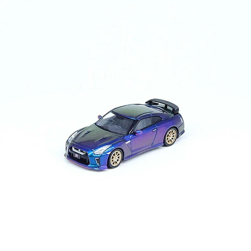 

Модель автомобиля INNO 1:64 GTR (R35), цвет темно-фиолетовый