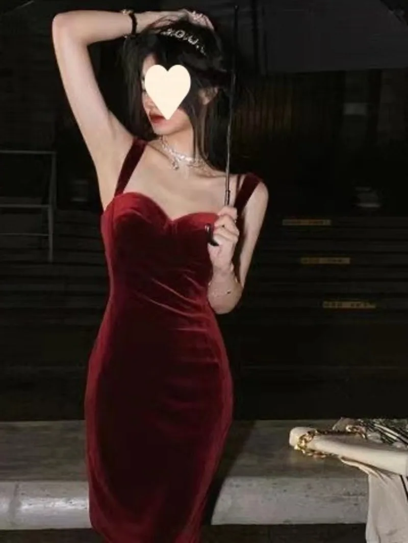 

Бархатное красное платье на бретелях для женщин, модная женская одежда, новинка 2024, дизайнерская нишевая юбка во французском стиле Хепберн, 3V2K