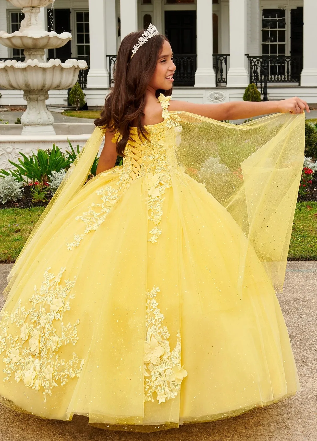 Vestido amarillo con aplique floral para mini niña