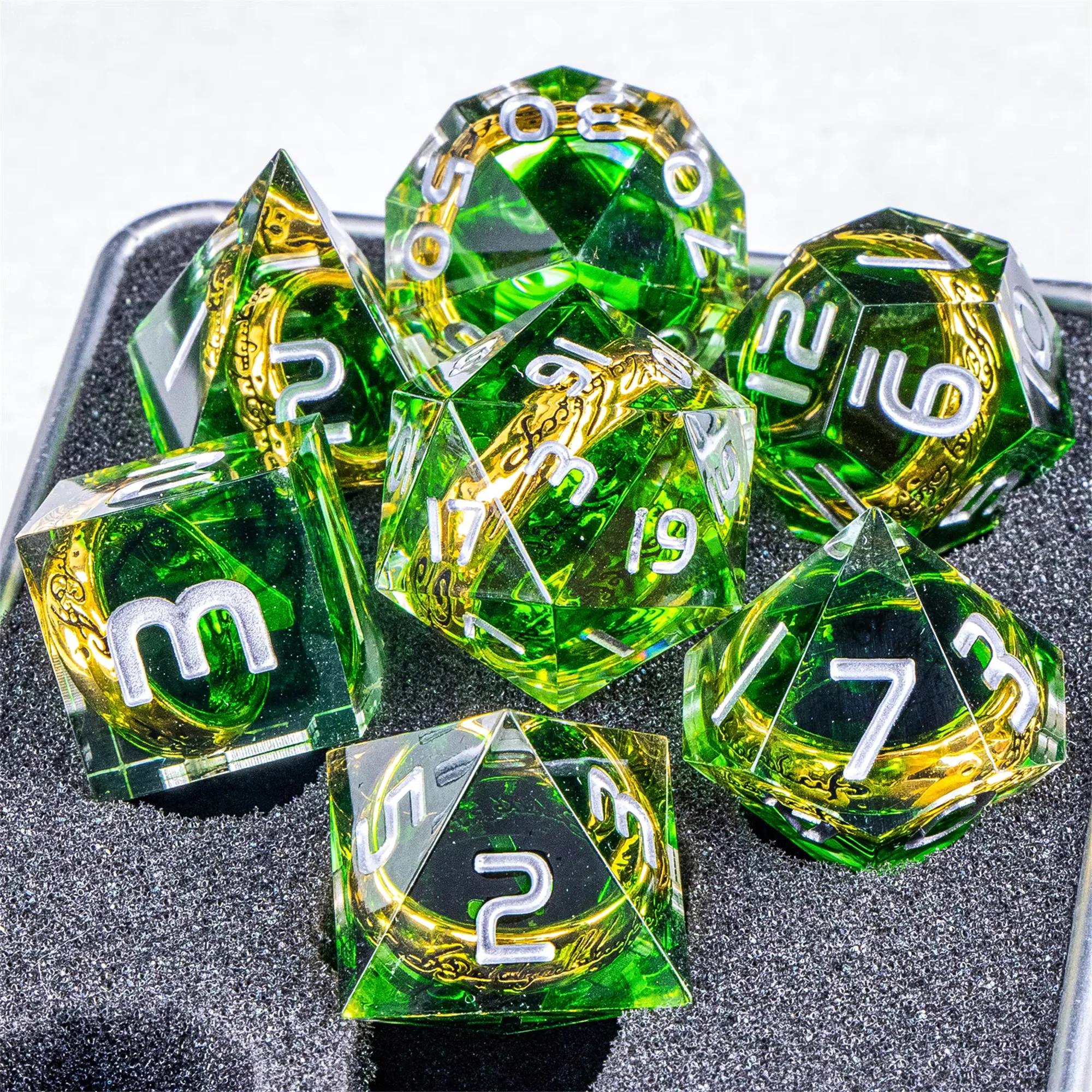 7개의 다면체 레진 주사위 세트, 손 안에 숨겨진 링이 있는 수제 창의적인 주사위, DND RPG 테이블탑 보드 게임용 특별한 기념품 선물