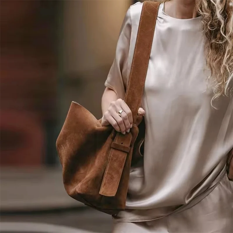 2025 New Retro Bag Brown Large Capacity Shoulder Bag, Underarm Bag, Crossbody Bag Fashion and Leisure Daily Commuter Women's Bag