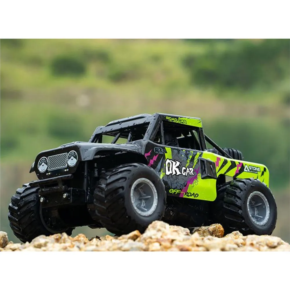 Vue de dessous de la voiture RC tout-terrain 1:18 JJRC Q191 montrant les roues et la coque étanche