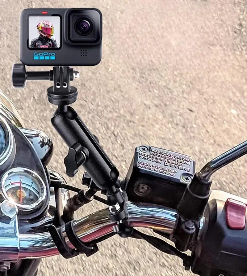Insta360 Go Pro installée sur un support de caméra d'action pour guidon moto et vélo, prête à filmer.