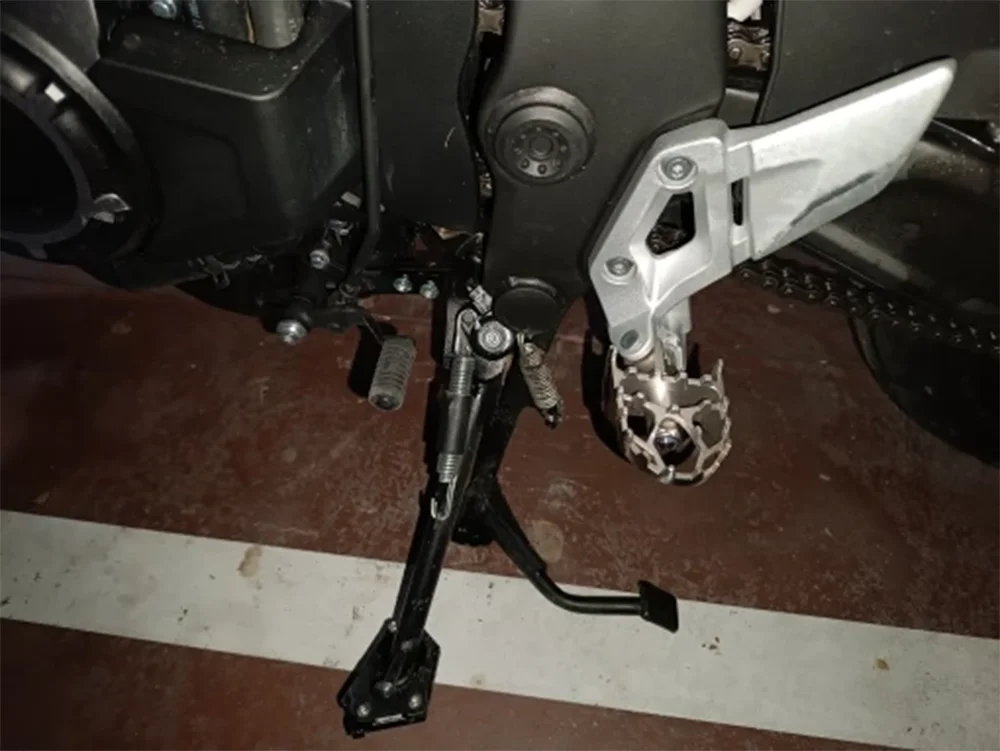 Pedane Poggiapiedi Per Moto VOGE Valico DSX 525 - In Acciaio Inox, Denti Rimovibili, Colore Argento