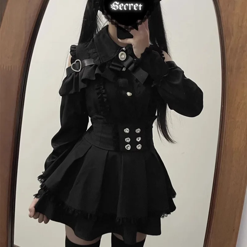 blackShirt and skirt