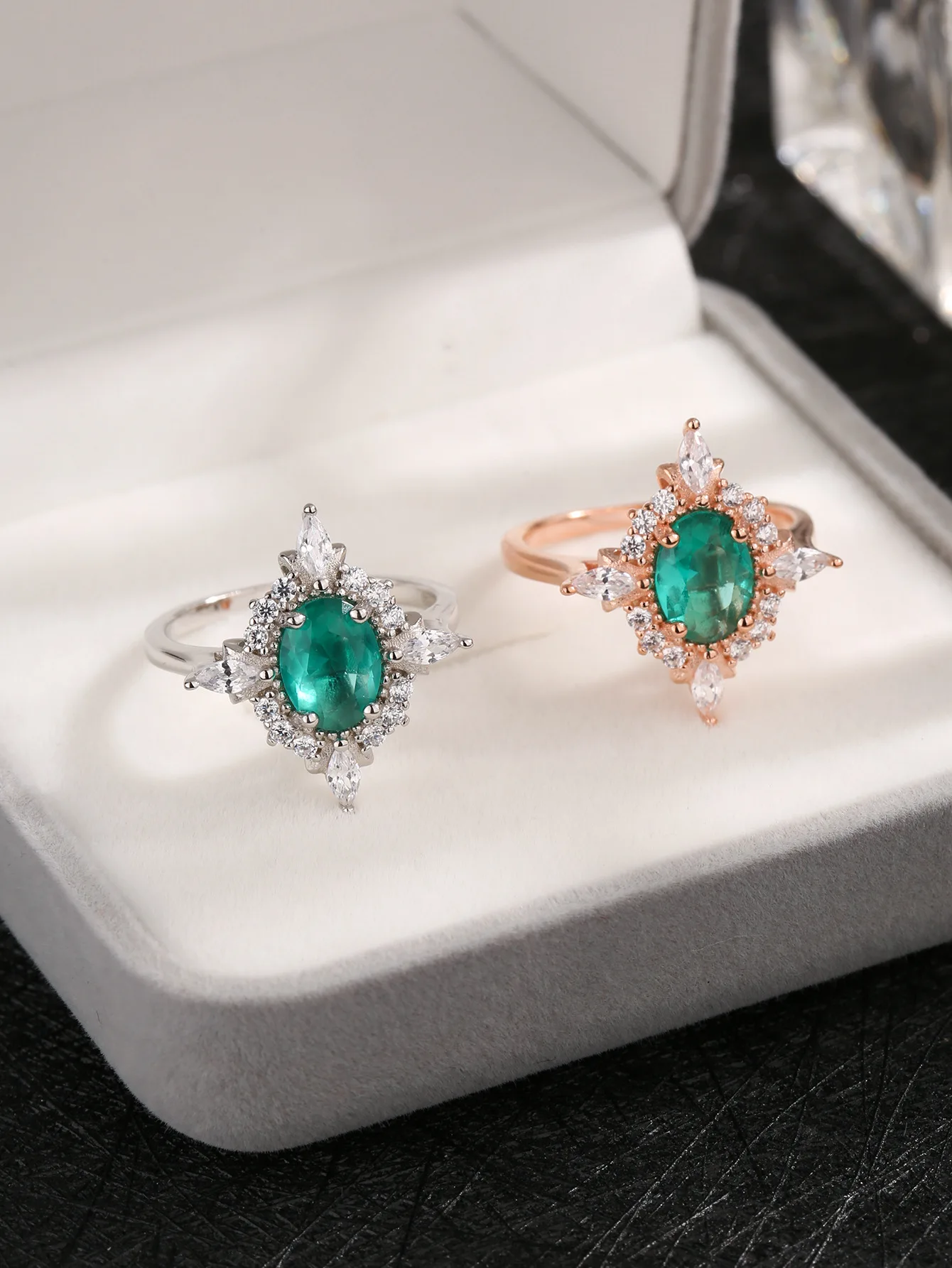 

Женское кольцо из серебра 2023 пробы, с инкрустацией изумрудом