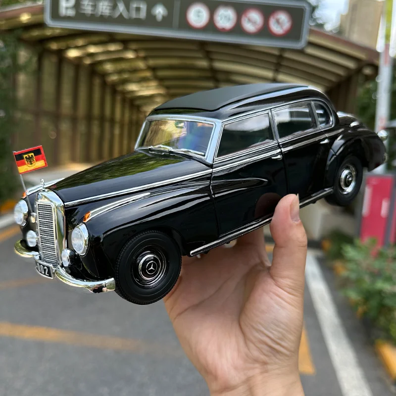 NOREV Diecast model 1:18 300s W186 Initial S-class Premier