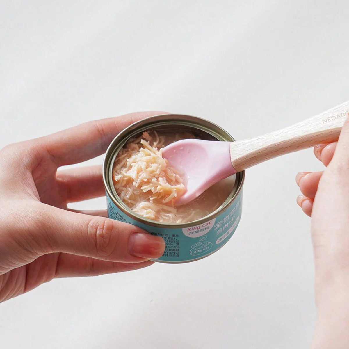 1pc-Pet cat canned food spoon, wooden handle, silicone material, wet food feeding spoon for kittens, pet supplies-random color