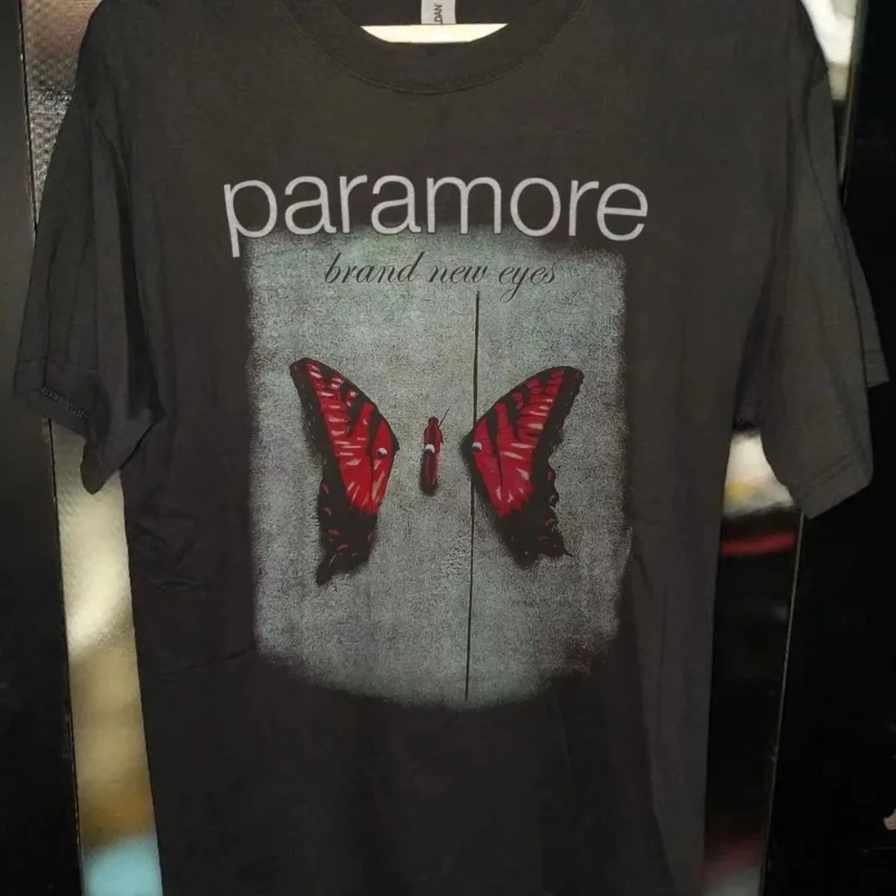 Das neue, schwarz gemusterte Herren-T-Shirt der Paramore Band für den Sommer, geeignet als Freizeit-T-Shirt für Männer und Frauen