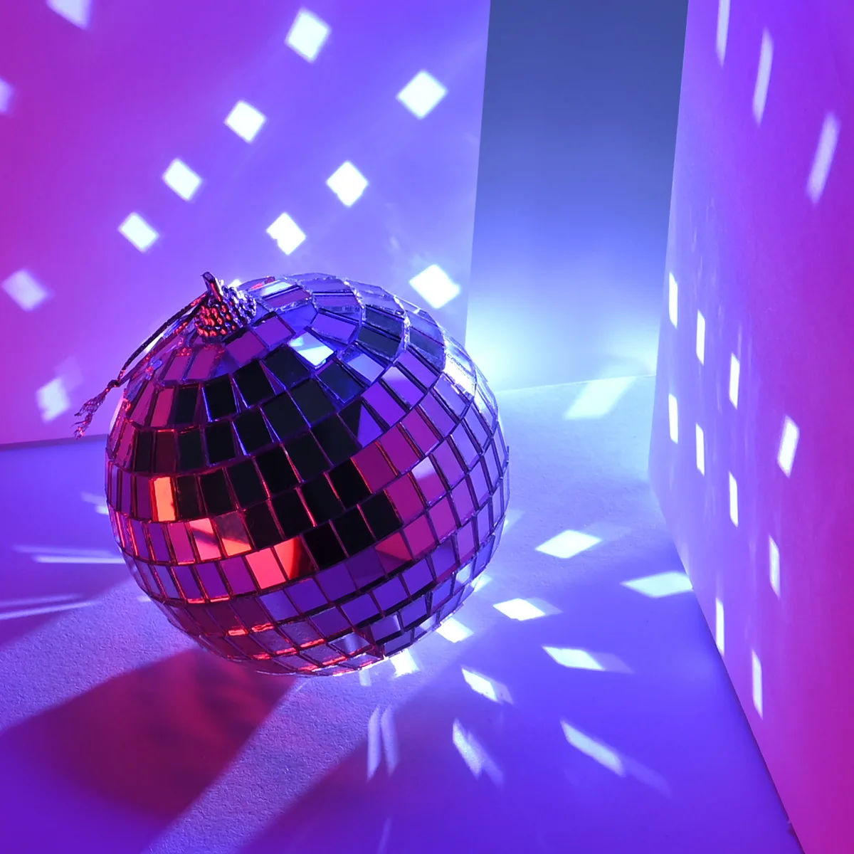 https://ae01.alicdn.com/kf/S3ed78fb3f05e48e7b1ca2c7da0a6324bX/Disco-Ball-Mirror-Ball-Reflective-Glass10-15-20-30Cm-Rotating-Mirror-Ball-Light-Christmas-Party-Wedding.jpg