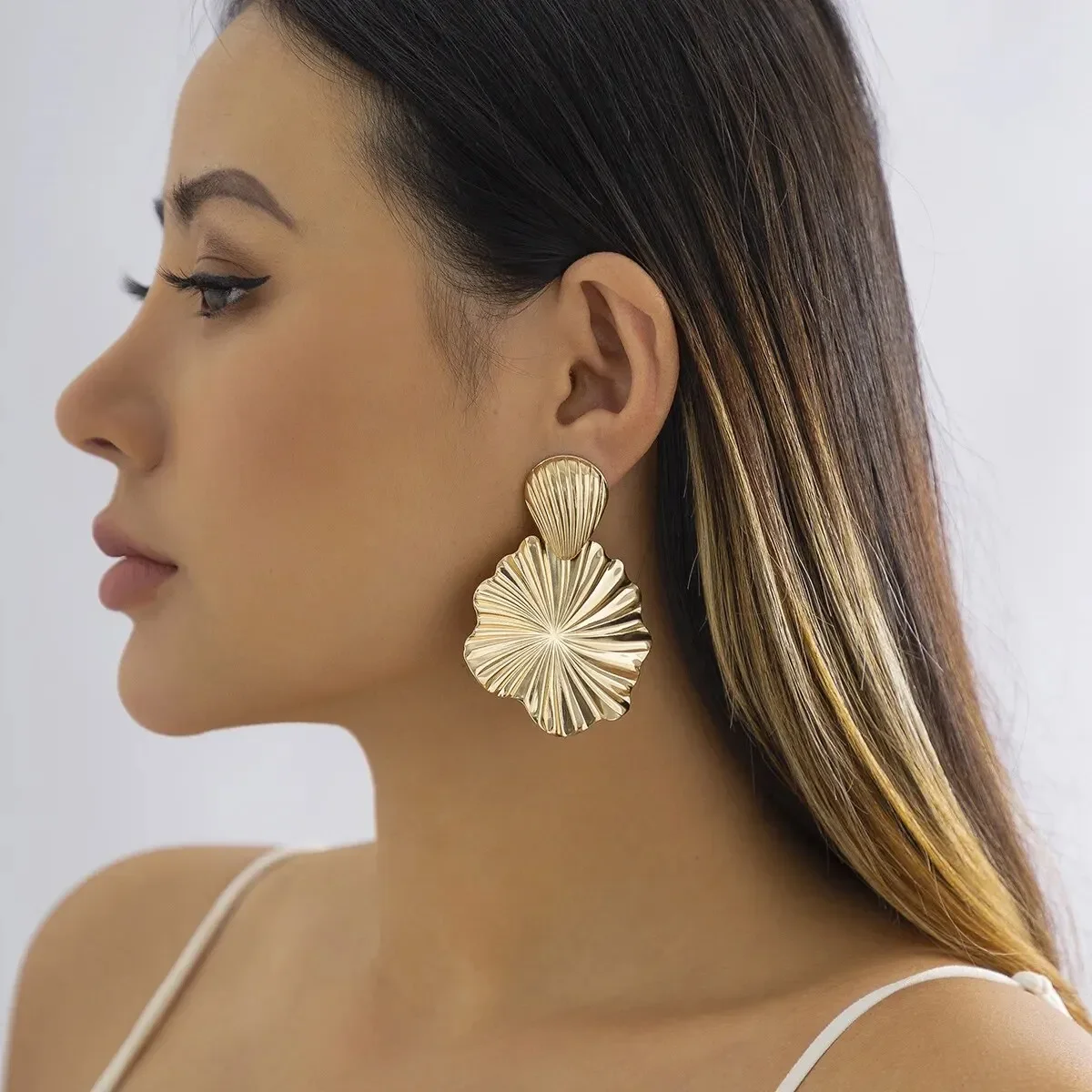 2024 New Fashion Metal Leaf Dangle Earrings: Unique and Stylish Statement Earrings