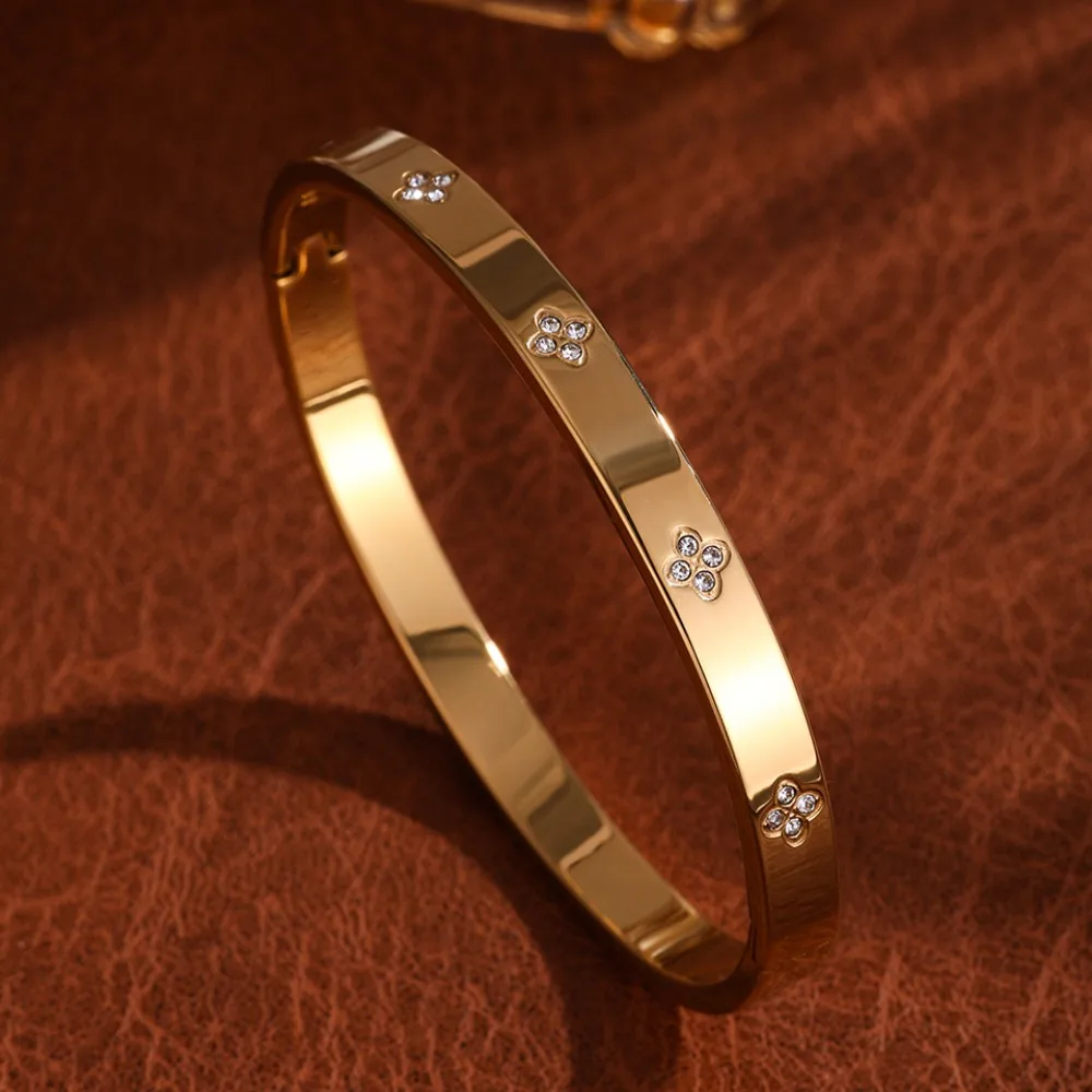 طقم أساور فاخر بتصميم ناعم ومزين بفصوص لامعة