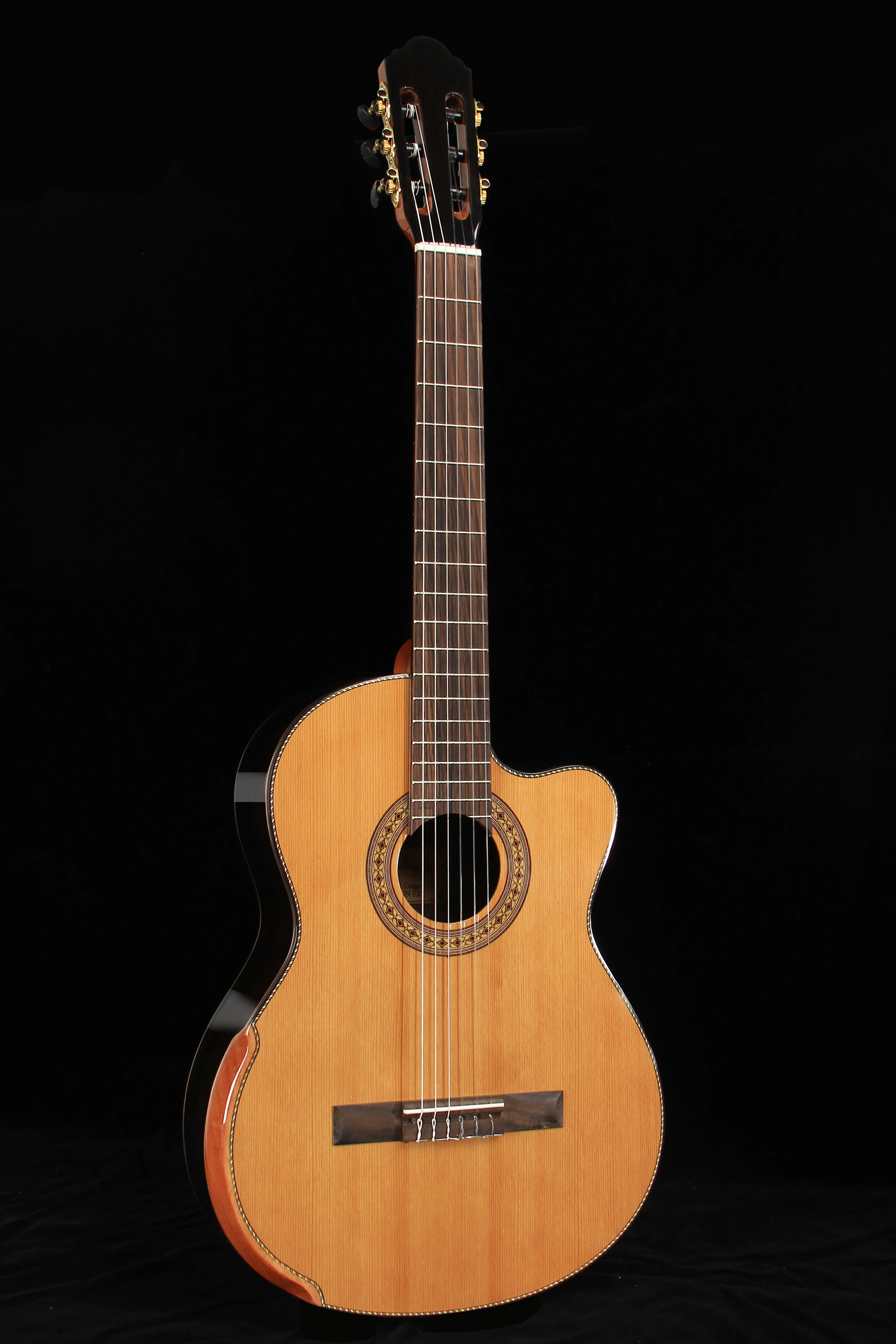 39 inch Solid Red Cedar Classic Electric Guitar 6 String High gloss Natural Clolor Classical Guitar 19fret with Armrest Bone Nut classical guitar