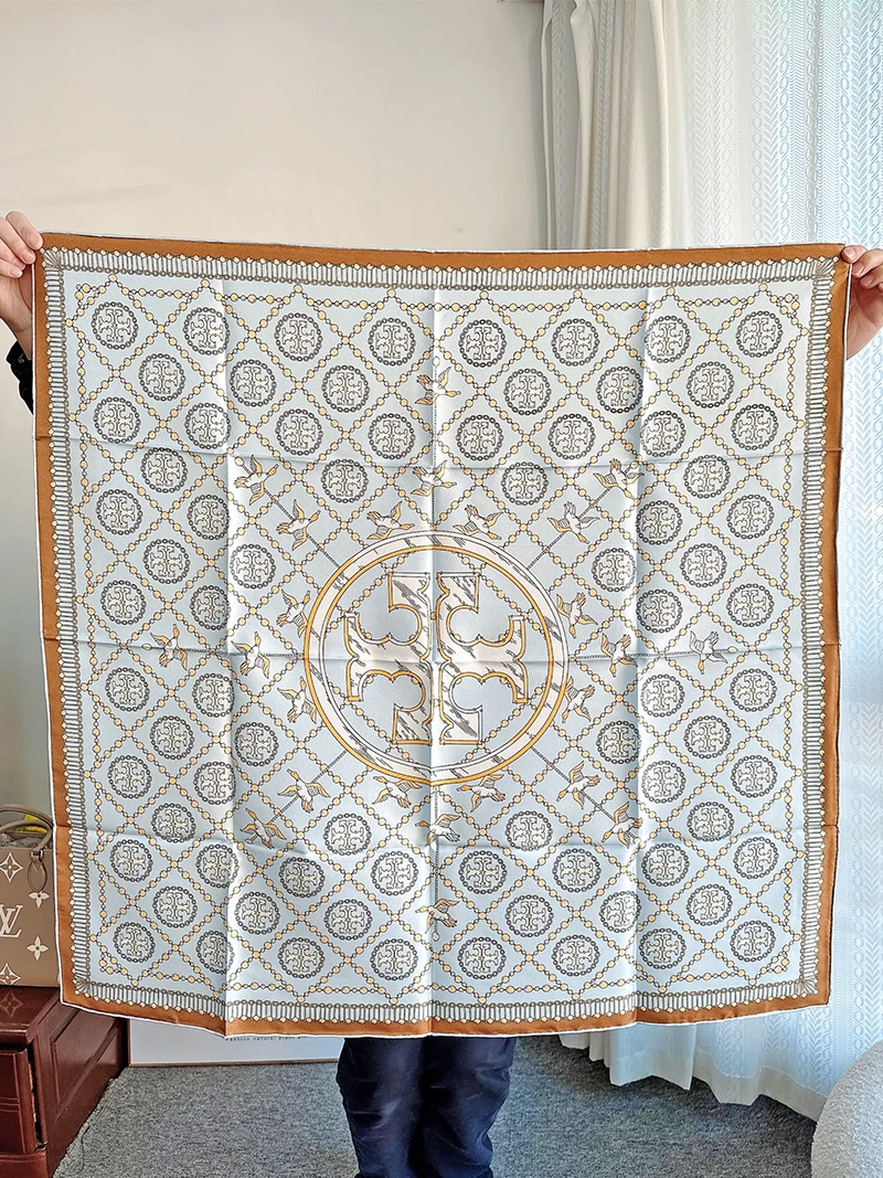 

Totem * Tory Burch нишевая Женская квадратная шаль, роскошный шарф TB, золотой край, синий фон, роскошная женская шаль 90, роскошный шарф