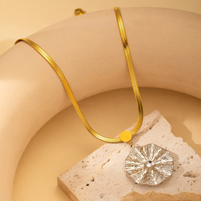 Exaggerated Flower Ornament Women Pleated Flower Petal Palace Gold Plated Silver Alloy Necklace 2
