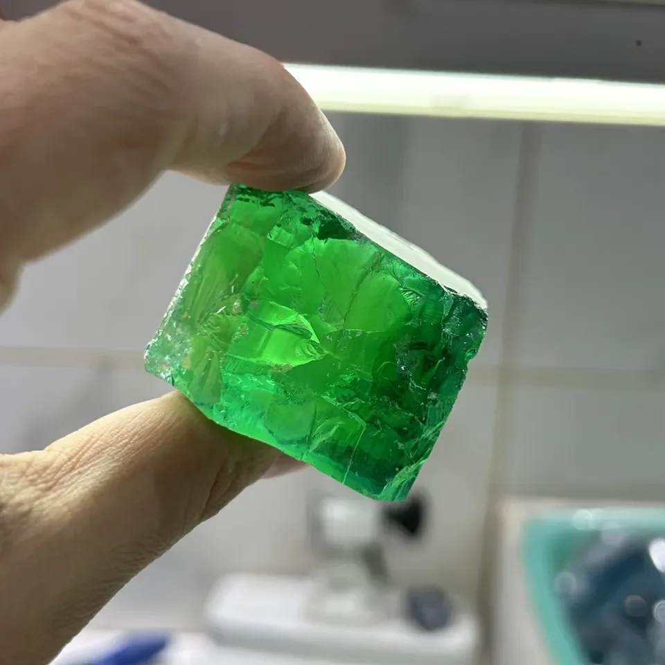 

Сырье, кубический цирконий, фотобледно-зеленый цвет