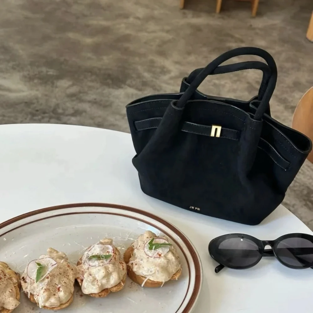 حقيبة يد نسائية صغيرة من JW PEI بتصميم "زلابية"، ي...