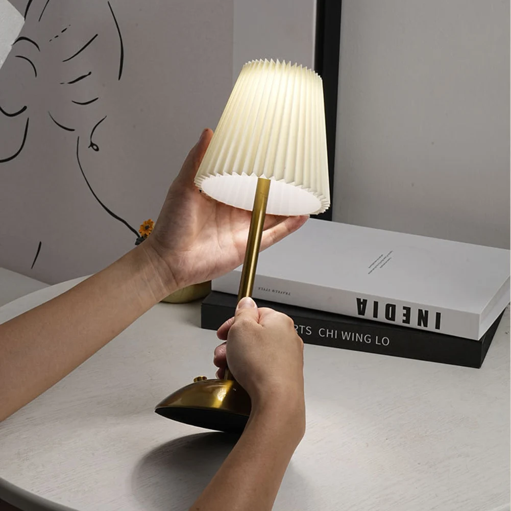 

Скандинавская художественная атмосферная лампа в современном стиле, настольная лампа для чтения с металлической основой, декоративная лампа для спальни, гостиной, Декор