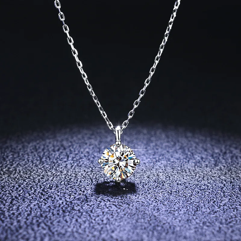 Boutique PT950 platinum necklace 1 carat moissanite necklace pendant female fashion classic four-claw platinum clavicle chain