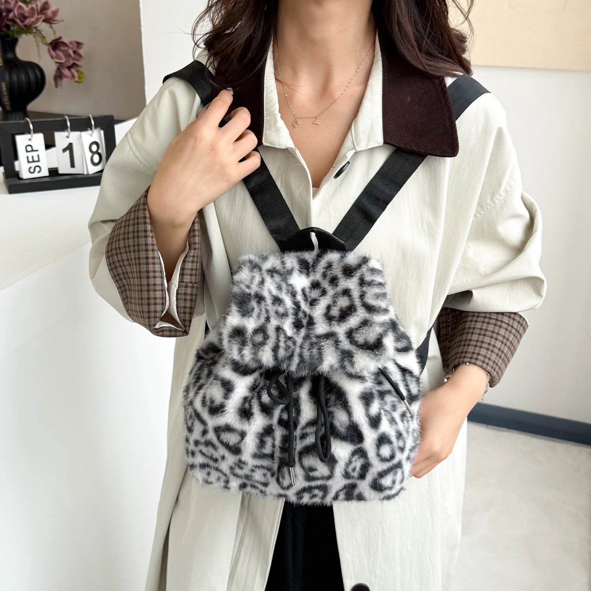 Korean Style Cute Leopard Print Faux Fur Backpack, New Autumn and Winter Casual Retro Furry Bag, Plush Small Backpack for Commuting to Work
