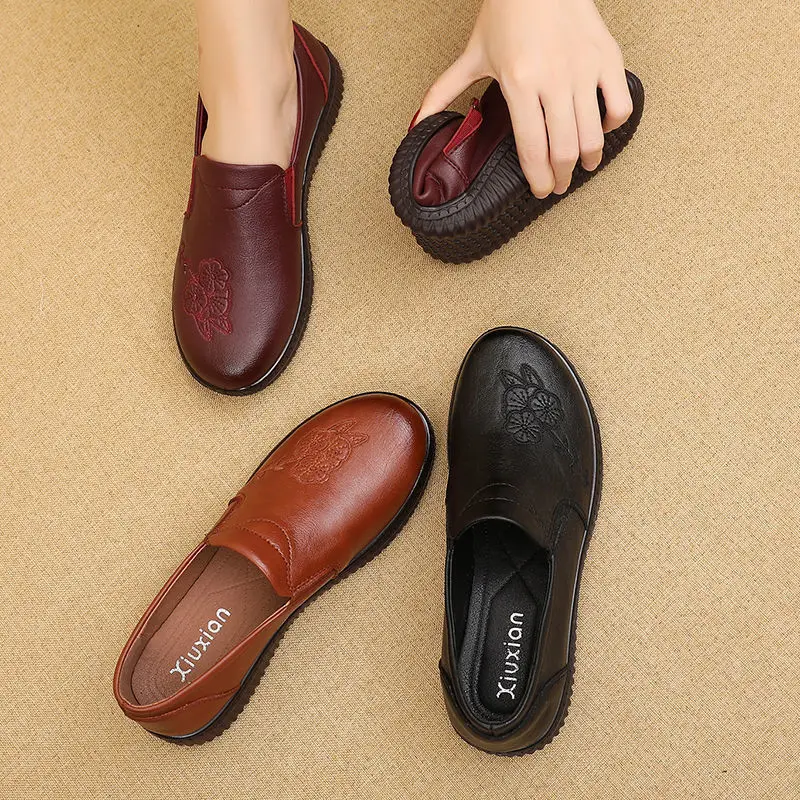 Middle-elderly Mom Flat Shoes Soft Sole Anti-slip Women Leather Flats Shoes Leisure Ladies Loafers 2023 New Female Loafers