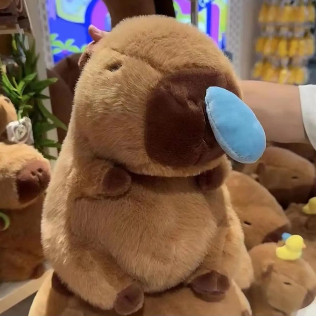 귀여운 거북이 배낭 Capibara 딸기 모자 Capybara 플러시 장난감 박제 동물 부드러운 인형 어린이 장난감 생일 선물 펜던트 장식