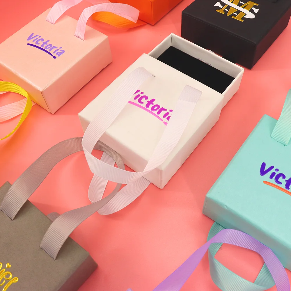 Personalized Logo Handbag Paper Drawer Jewelry Box Rings Bracelet Necklace Candy Wedding Favor Givesaway Custom Packing Gift 3 S3f00ac90e06c4ff49053ec84e9a63e76w