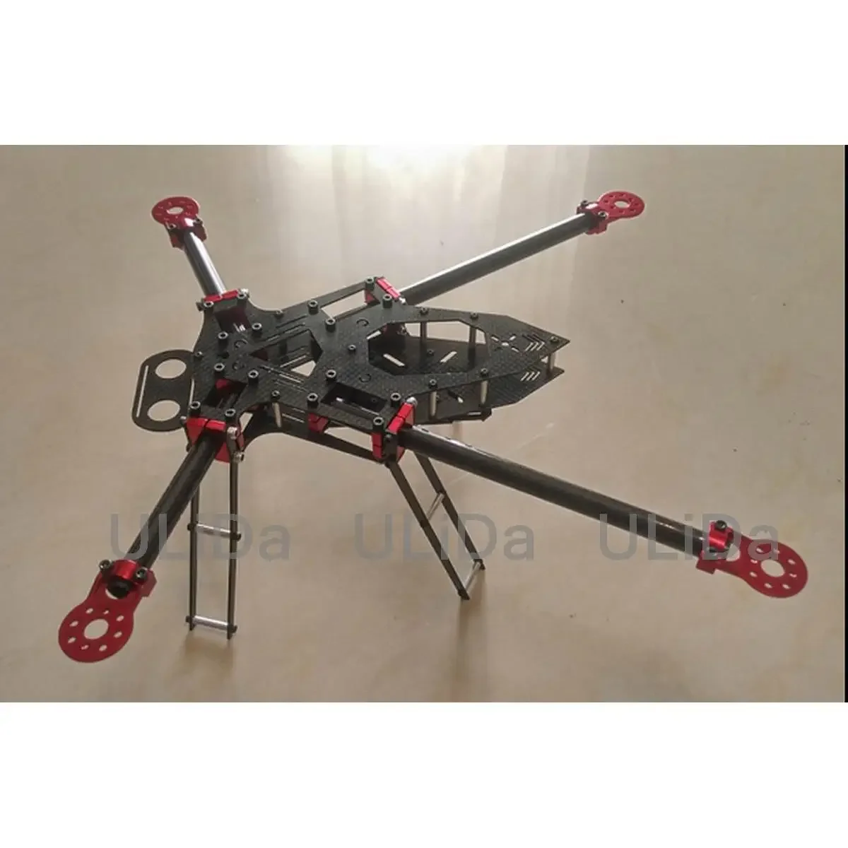 Support moteur drone aluminium pour tube débitmètre, gros plan sur les fixations pour tube 18mm