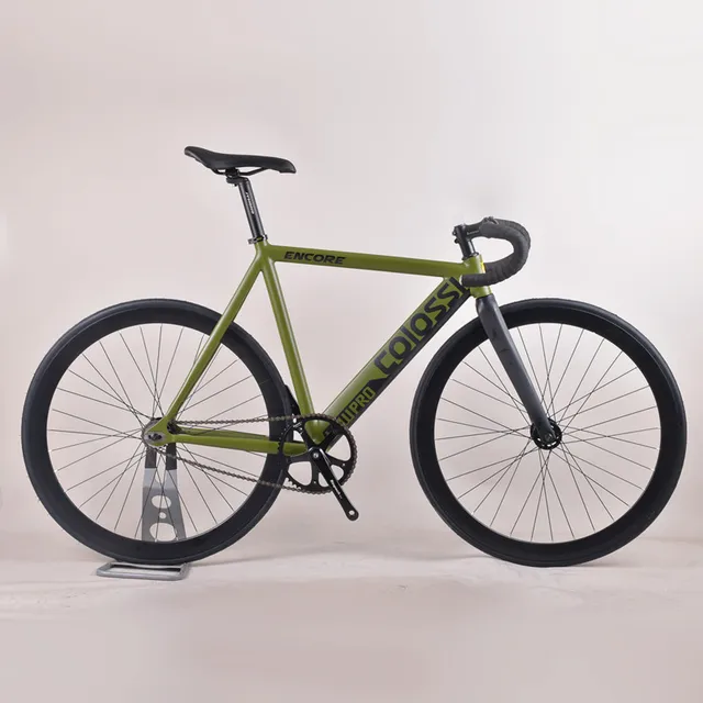 도시 거리를 지배하는 Colossi 고정 기어 자전거