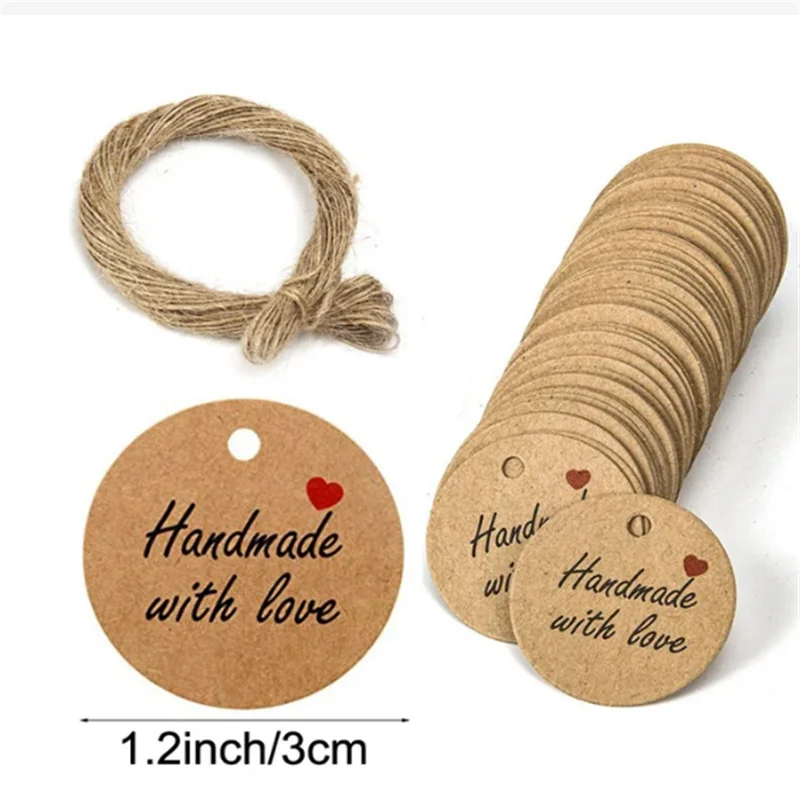 Ďakovný štítok priviazaný na zabalenom darčeku