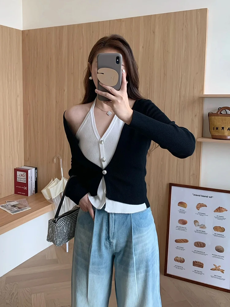 

Design sense niche V-neck hanging neck knitted cardigan women 23 new autumn fake two long-sleeved tops