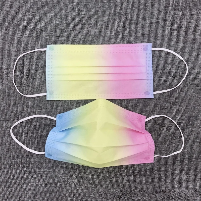Masques en tissu lavables portés par des mannequins, illustrant le confort et la variété des couleurs.
