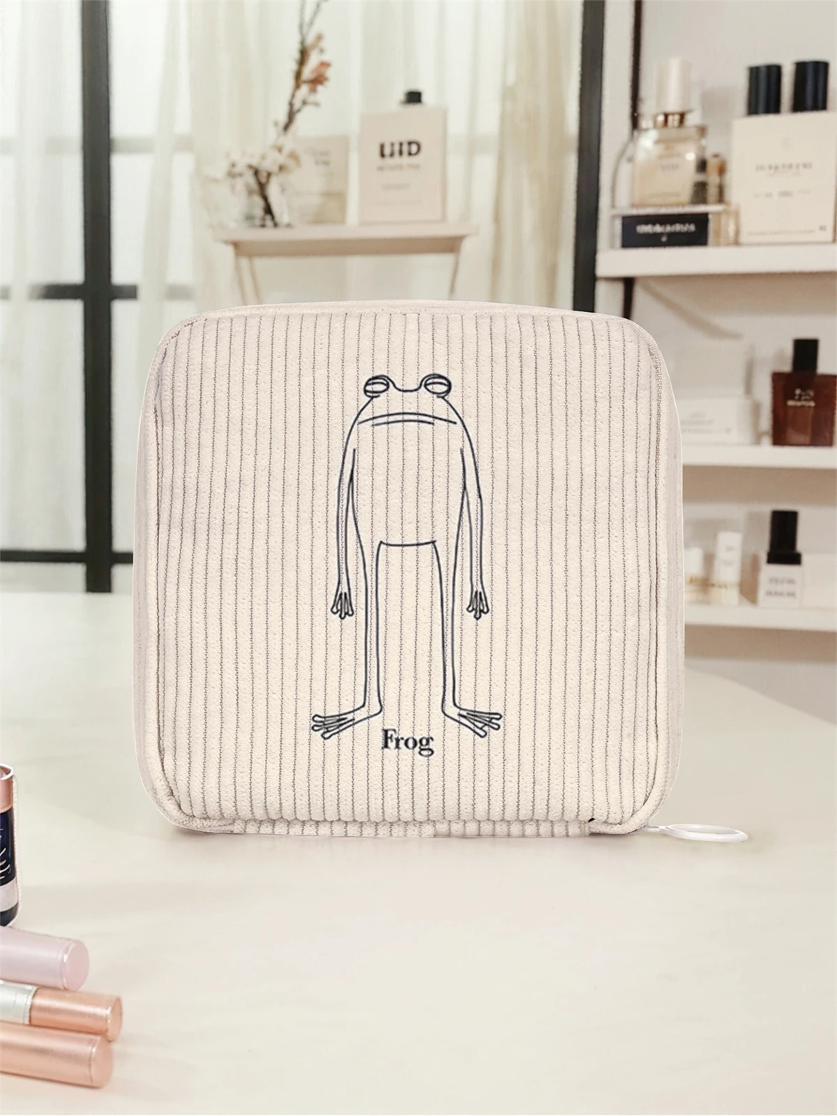 Cartoon frog pattern printed sanitary napkin storage bag, women's lightweight tissue bag, sanitary tissue bag