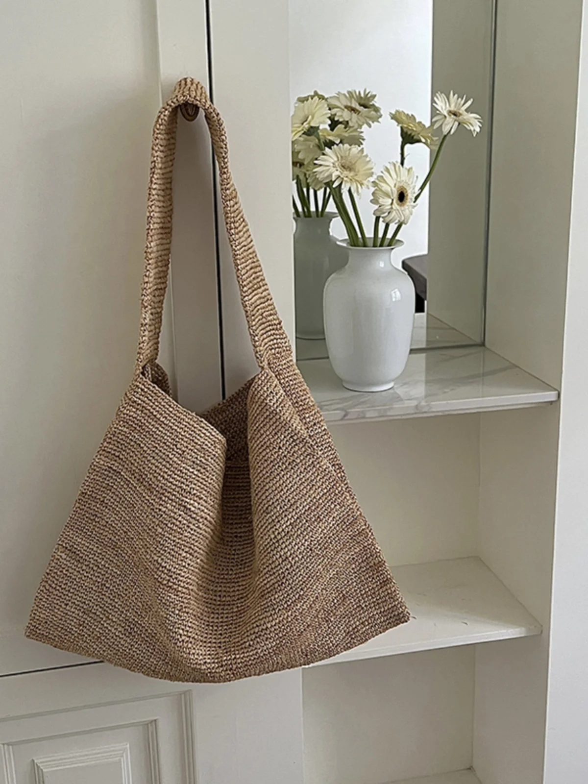 Fashionable Woven French Laffey Straw Bucket Bag Large Capacity Shoulder Crossbody Bag for Beach Vacation Tote Handbag
