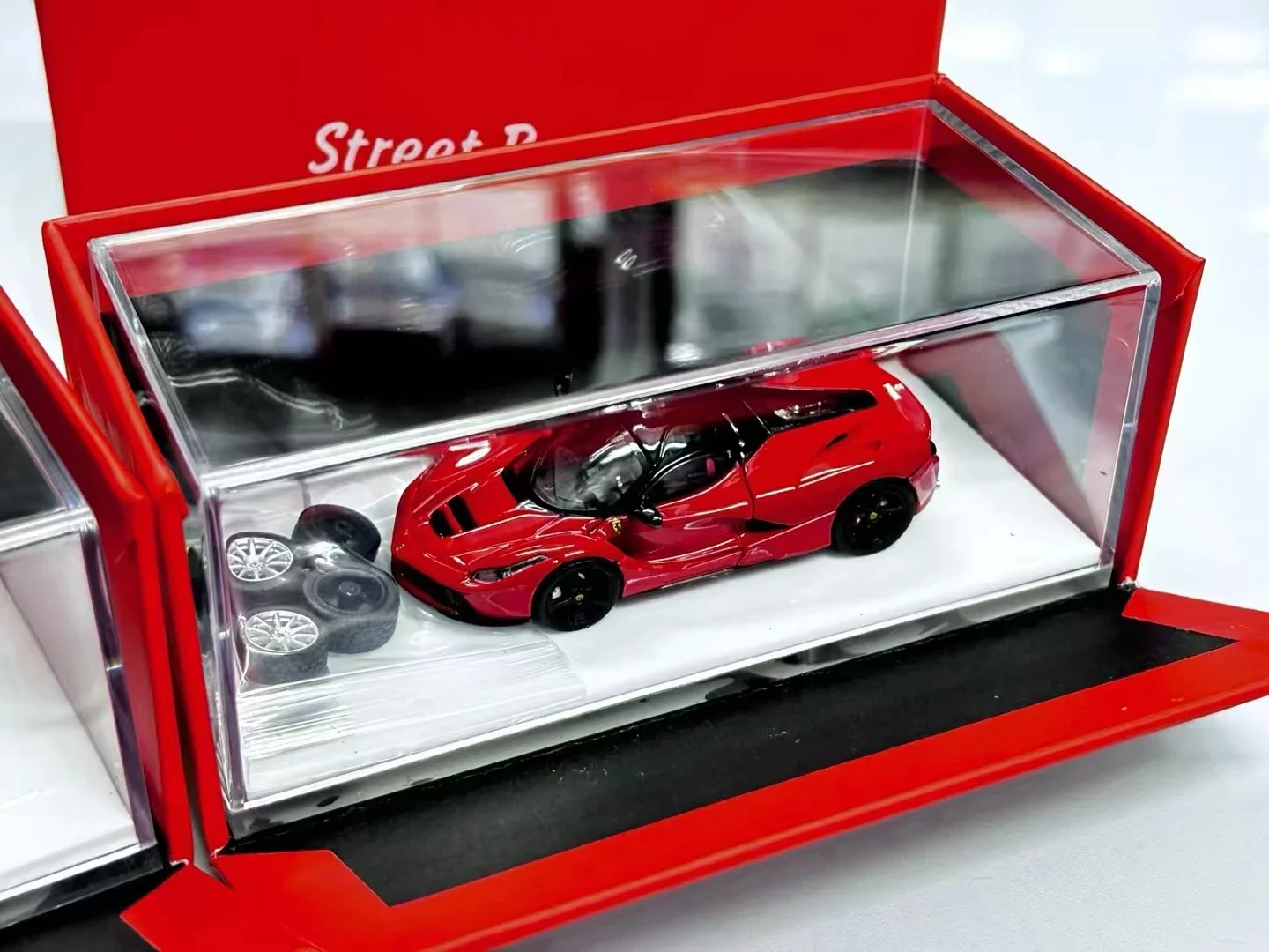 1:64 Street Buster ラフェラーリ F150 エンジンフード開閉 Street Buster 1:64 LaFerrar (F150) Red Coupe Diecast Model