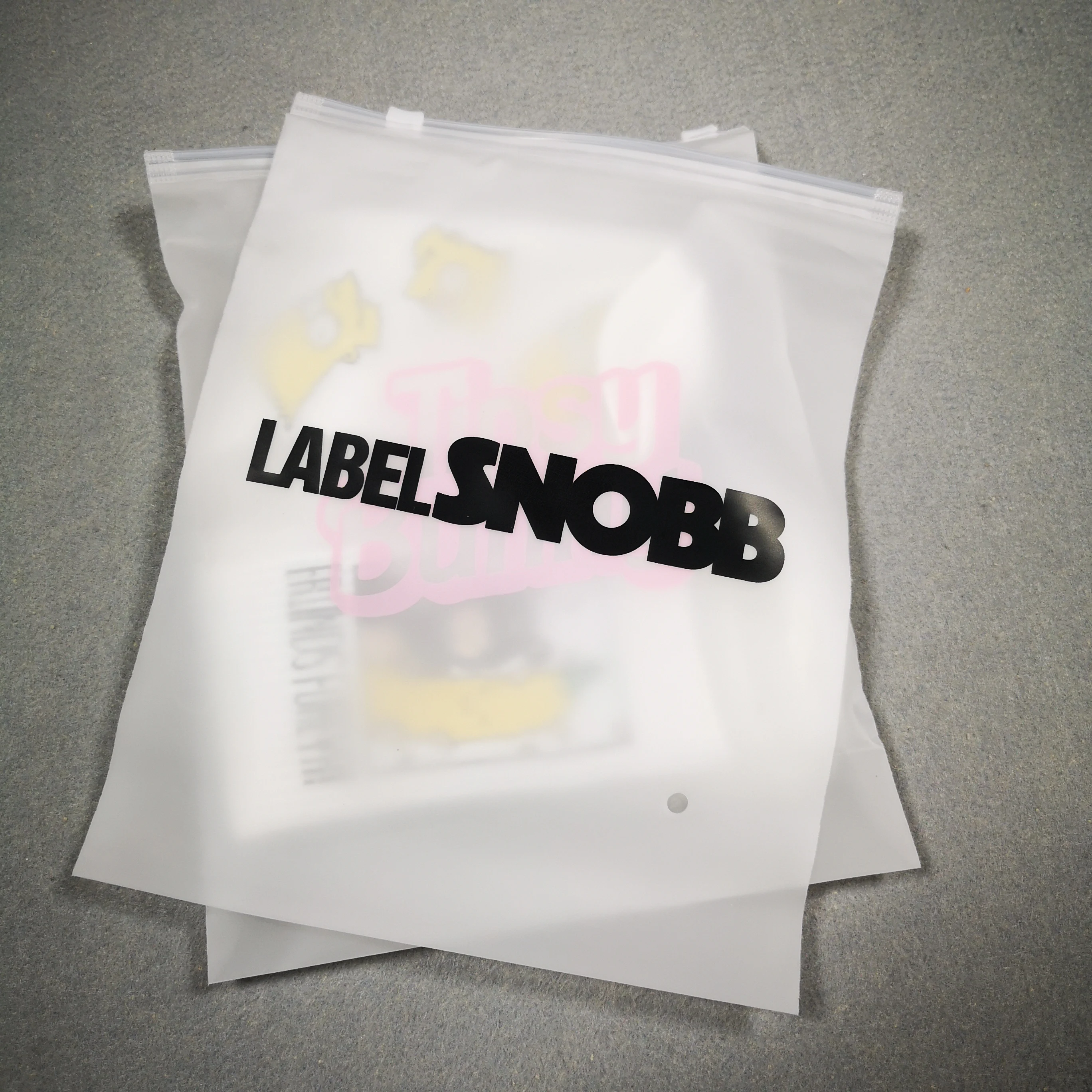 https://ae01.alicdn.com/kf/S3f1f28fc2654433b8f652b927056df98l/Custom-logo-printed-matte-frosted-ziplock-bags-pvc-zip-lock-packaging-bags-for-clothing-T-Shirt.jpg