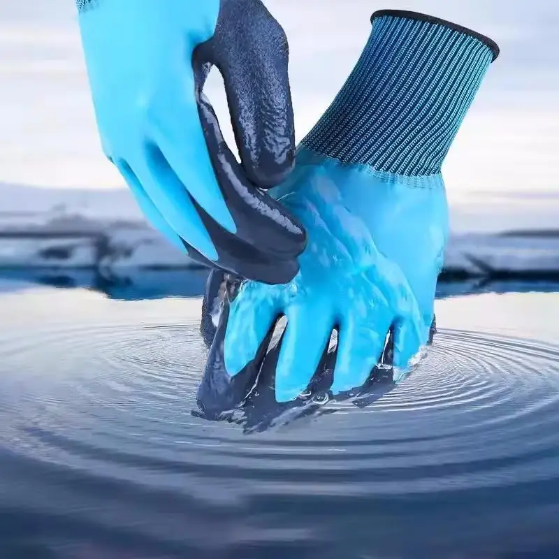 Gants nitrile jetables blancs taille L, lot d'une paire, utilisés pour jardinage, main tenant une fleur.