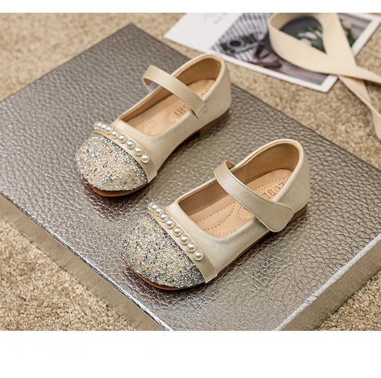

Новинка, Весенняя модная обувь для принцесс для девочек, Туфли Мэри Джейн под платье, танцевальные туфли, Детские брендовые туфли на плоской подошве с бантиком и жемчугом, блестящая мягкая подошва