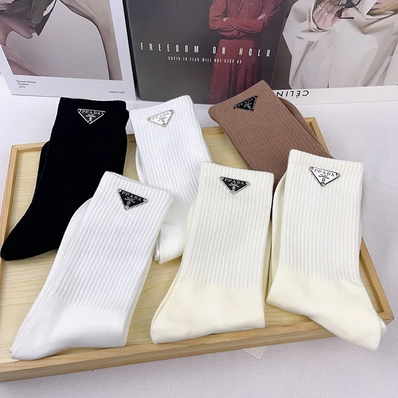 الكلاسيكية لون نقي أسود أبيض حرف P تسمية مثلث المأ...