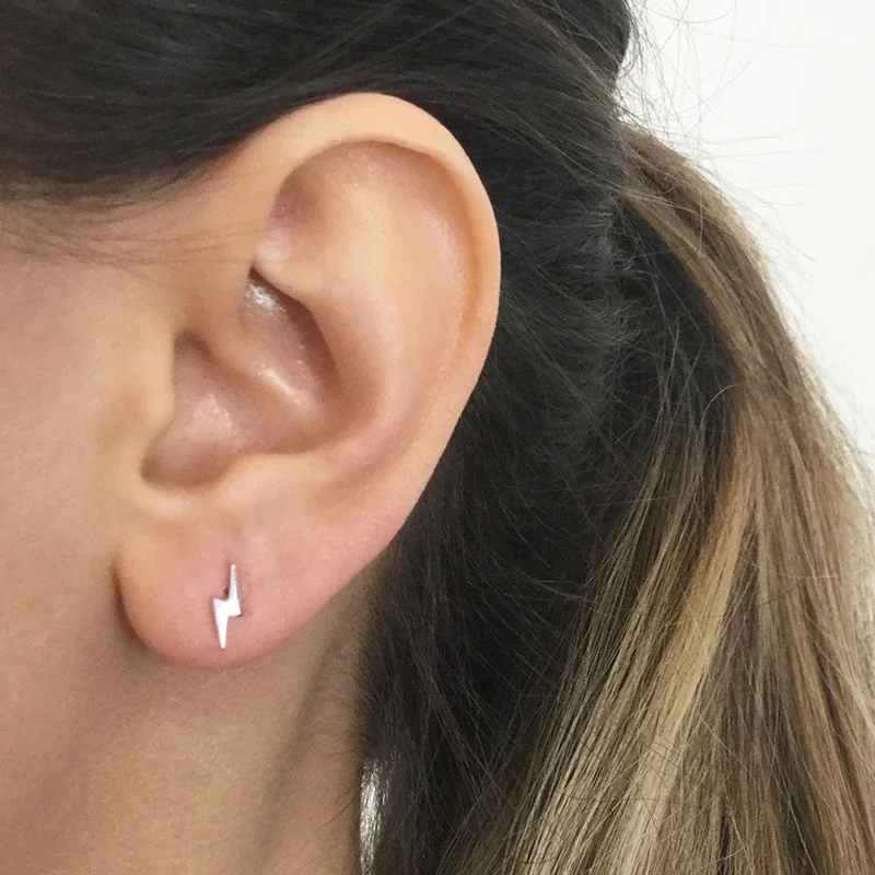 ASTM F136 titanio Piercing all'orecchio Labret Studs lightning anodizzato filettato internamente 16G Tragus Helix orecchino Labret Lip Ring
