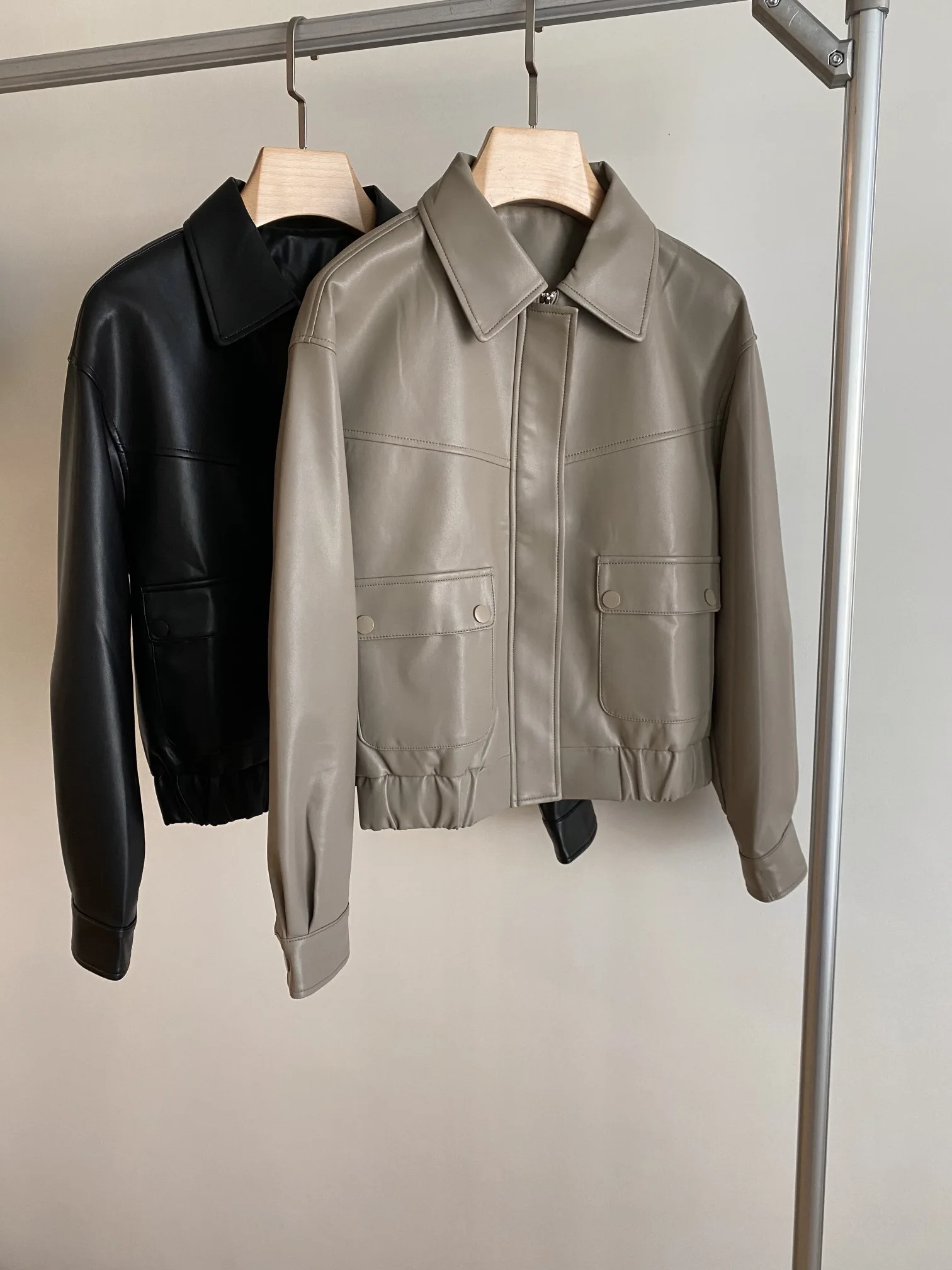 

2023 Autumn/Winter new, lapel zipper casual coat, fabric made of protein leather readymade, symmetrical pockets, retro style