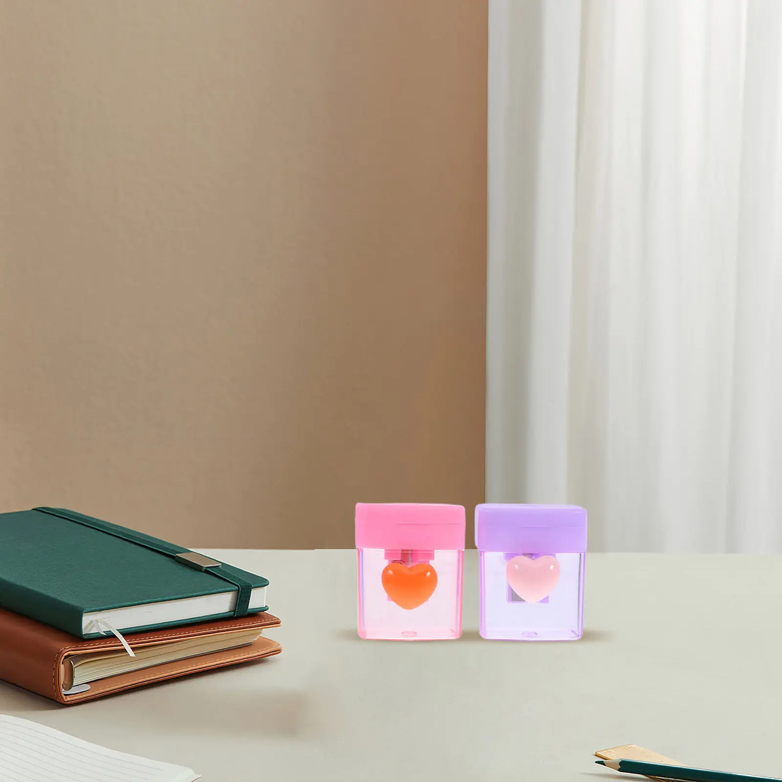 4Pcs 단일 구멍 연필깎이 투명 하트 패턴 다채로운 미니 연필깎이 귀여운 학교 사무용품 휴대용