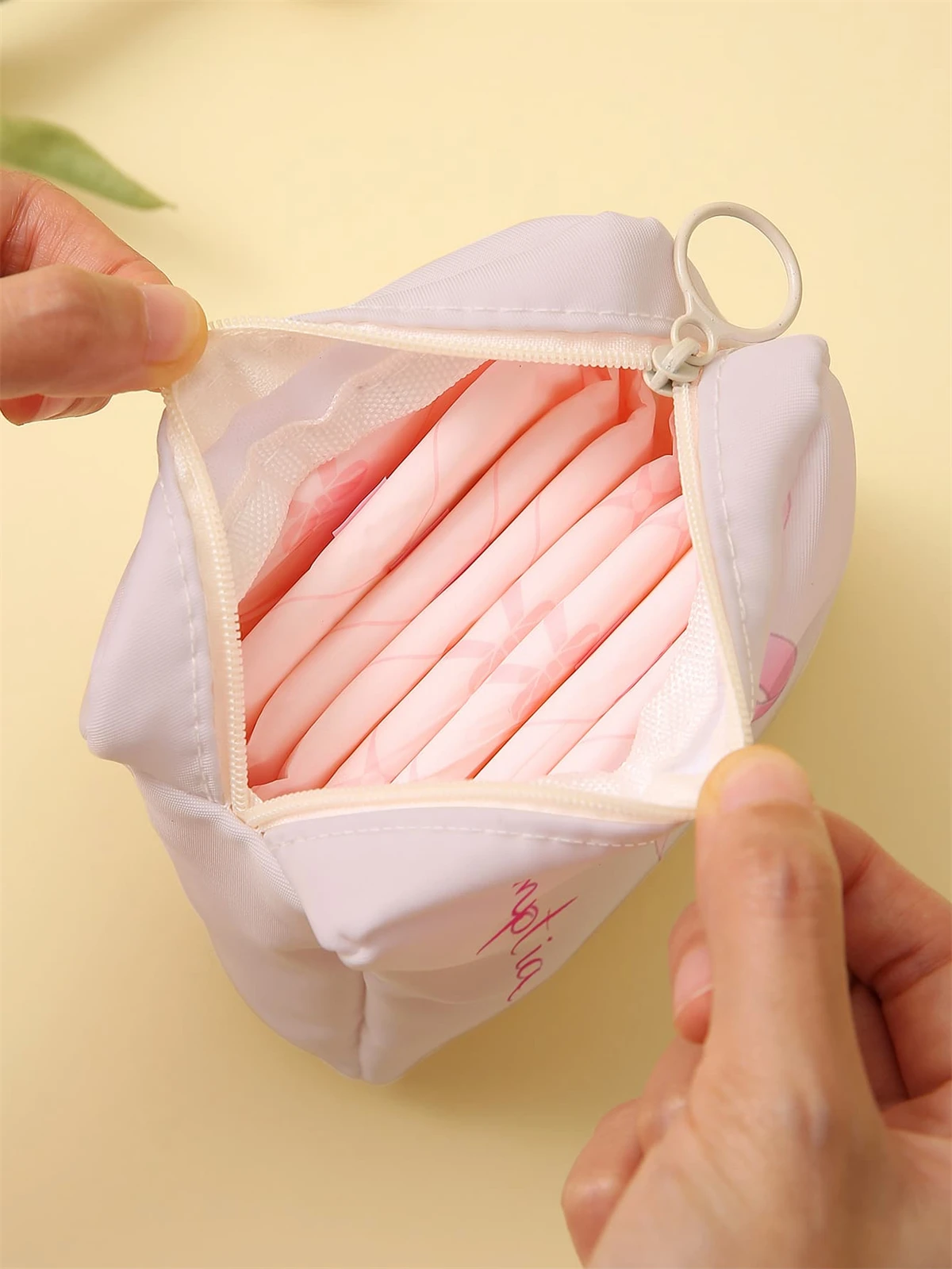 Cartoon pattern printed sanitary napkin storage bag, women's lightweight tissue bag, sanitary tissue bag